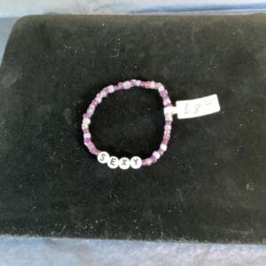 A bracelet with the word " hope ".